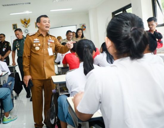 Gubernur Jawa Tengah Ahmad Luthfi saat meluncurkan Sistem Informasi Aplikasi Sistem Penerimaan Murid Baru (SPMB) SMAN dan SMKN tahun ajaran 2025/2026 dan peresmian SMAN Keberbakatan Olahraga, di Semarang, Senin (19/5). (Anta | Mantranews.id)