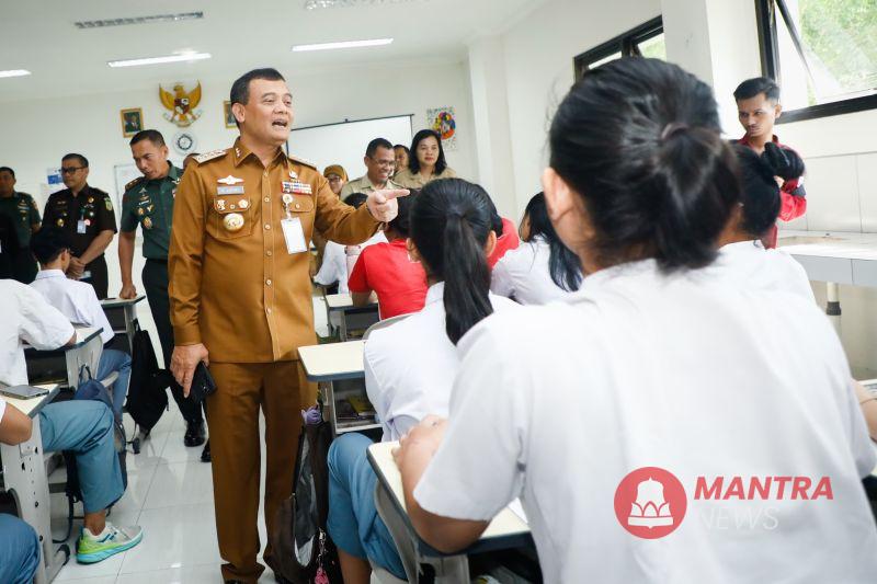 Gubernur Jawa Tengah Ahmad Luthfi saat meluncurkan Sistem Informasi Aplikasi Sistem Penerimaan Murid Baru (SPMB) SMAN dan SMKN tahun ajaran 2025/2026 dan peresmian SMAN Keberbakatan Olahraga, di Semarang, Senin (19/5). (Anta | Mantranews.id)