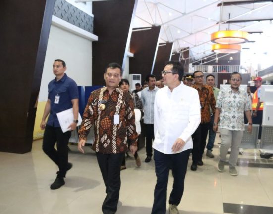 Gubernur Jawa Tengah Ahmad Luthfi saat mendampingi rombongan anggota Komisi V DPR RI yang meninjau Pelabuhan Tanjung Emas Semarang, Jumat (23/5/2025). (Anta | Mantranews.id)