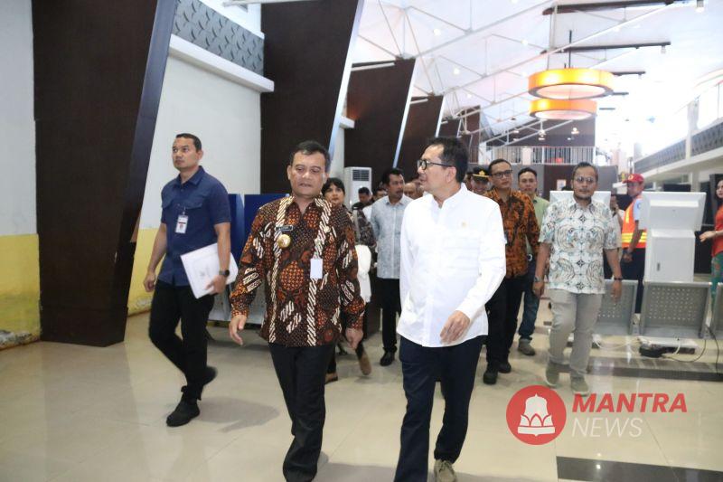 Gubernur Jawa Tengah Ahmad Luthfi saat mendampingi rombongan anggota Komisi V DPR RI yang meninjau Pelabuhan Tanjung Emas Semarang, Jumat (23/5/2025). (Anta | Mantranews.id)