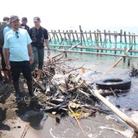 Gubernur Jawa Tengah Ahmad Luthfi sedang meninjau dampak abrasi di tanggul Kandang Jangkrikr, Pantai Kramatsari, Desa Blendung, Kecamatan Ulujami, Kabupaten Pemalang, Jawa Tengah, belum lama ini. (Anta | Mantranews.id)