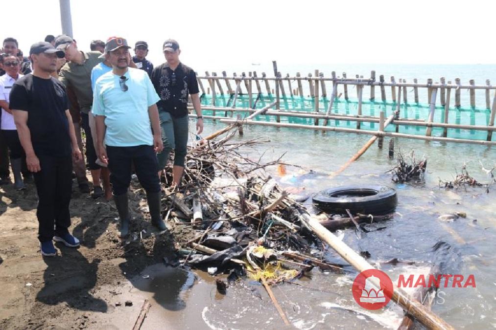 Gubernur Jawa Tengah Ahmad Luthfi sedang meninjau dampak abrasi di tanggul Kandang Jangkrikr, Pantai Kramatsari, Desa Blendung, Kecamatan Ulujami, Kabupaten Pemalang, Jawa Tengah, belum lama ini. (Anta | Mantranews.id)