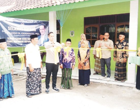 Anggota Komisi VI DPR RI Firnando Hadityo Ganinduto memotong pita pada pembangunan infrastruktur sekolah melalui bantuan CSR, Minggu (4/5/2025). (Dok. Pribadi for Mantranews.id)