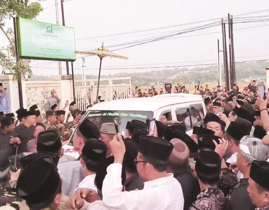 Kedatangan ambulans yang membawa jenazah almarhum Alamudin Dimyati Rois atau Gus Alam yang merupakan anggota DPR RI sekaligus  pengasuh Al Fadlu Wal Fadhilah Kaliwungu, Kabupaten Kendal, Selasa petang (6/5/2025). (Arvian Maulana | Mantranews.id)