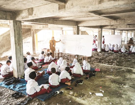  Sejumlah siswa SDN 1 Bedono Demak mengikuti kegiatan belajar mengajar di kolong bangunan SD Negeri Bedono 1, Sayung, Kabupaten Demak, Senin (5/5/2025). (Anta | Mantranews.id)