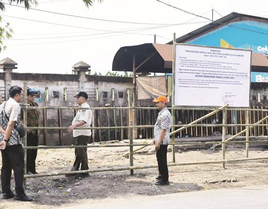 Sejumlah petugas DLH Kabupaten Kendal sedang meninjau depo sampaj di Kaliwungu usai dipagari, Kamis (8/5/2025). (Arvian Maulana | Mantranews.id)