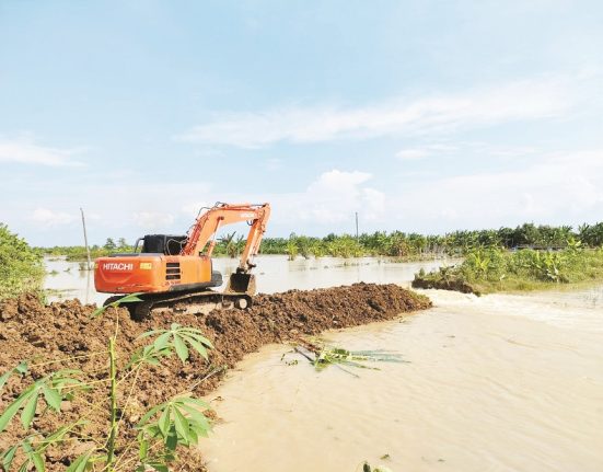 Sebuah alat berat sedang dioperasikan untuk mengatasi jebolan tanggul Sungai Tuntang yang menyebabkan banjir di Demak. (M. Burhan A | Mantranews.id)