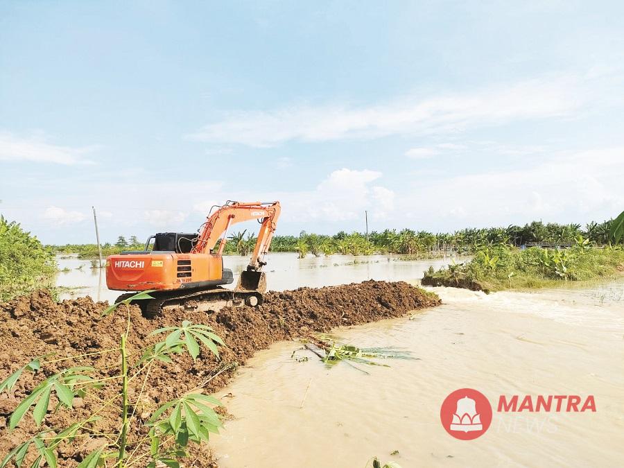 Sebuah alat berat sedang dioperasikan untuk mengatasi jebolan tanggul Sungai Tuntang yang menyebabkan banjir di Demak. (M. Burhan A | Mantranews.id)