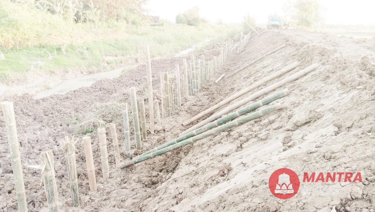 Kondisi Tanggul Sungai Renggong di Desa Tanggirejo, Kecamatan Tegowanu, Grobogan, yang masih dalam proses pengerjaan. (Ahmad Abror | Mantranews.id)