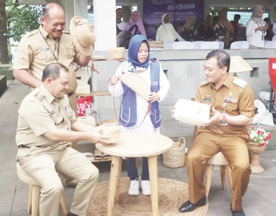 Gubernur Jawa Tengah Ahmad Luthfi dan Bupati Semarang Ngesti Nugraha menengok berbagai inovasi kerajinan dari eceng gondok di Kecamatan Banyubiru, Kabupaten Semarang, Senin (26/5/2025). (Dok. Diskominfo Kab. Semarang | Mantranews.id)