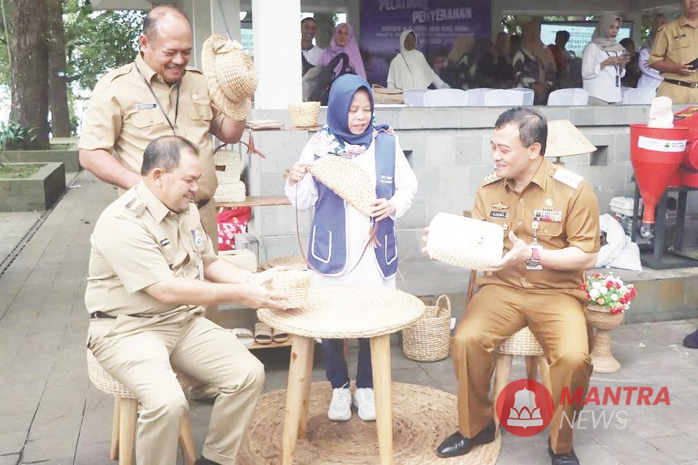 Gubernur Jawa Tengah Ahmad Luthfi dan Bupati Semarang Ngesti Nugraha menengok berbagai inovasi kerajinan dari eceng gondok di Kecamatan Banyubiru, Kabupaten Semarang, Senin (26/5/2025). (Dok. Diskominfo Kab. Semarang | Mantranews.id)