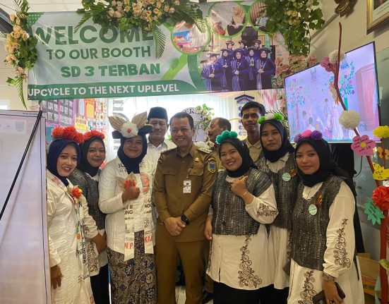 Bupati Kudus Sam’ani Intakoris foto bersama dengan para guru SDN 3 Terban Kudus saat penutupan kegiatan Program BERAKSI di Pusat Belajar Guru (PBG) Kudus, Senin (19/5/2025). (Fahtur Rohman | Mantranews.id)