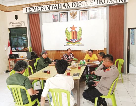 Jajaran Forkopimcam Karanganyar, Kabupaten Pekalongan bersama Pemerintah Desa (Pemdes) Sokosari berdiskusi terkait penyelewengan DD, Rabu (7/5/2025). (Fahri Akbar | Mantranews.id)