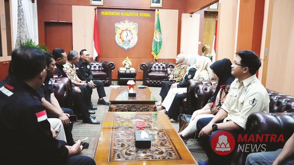 Sejumlah anggota YLBH Putra Nusantara Kendal saat melakukan audiensi bersama Bupati Kendal Dyah Kartika Permanasari di Kantor Bupati Kendal, Kamis (15/5/2025). (Arvian Maulana | Mantranews.id)