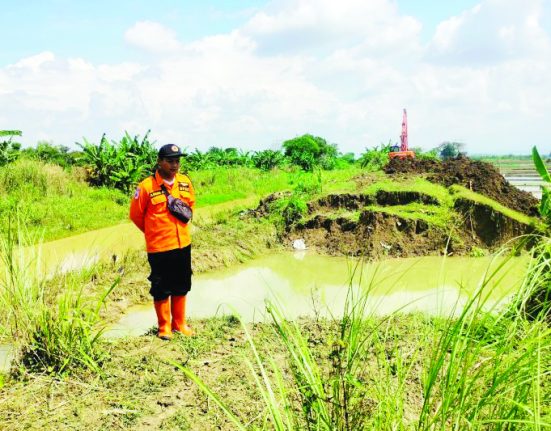 Kondisi terkini tanggul Sungai Rengging di Desa Sukorejo, Kabupaten Grobogan, Jawa Tengah, yang jebol karena tidak mampu menahan tingginya debit air sungai. (Anta | Mantranews.id)
