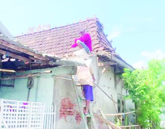 Sejumlah warga Desa Sambung, Kecamatan Gajah, Kabupaten Demak, sedang membenahi atap rumah mereka yang rusak akibat diterjang angin puting beliung, Rabu (7/5/2025). (Dok. Pribadi for Mantranews.id)
