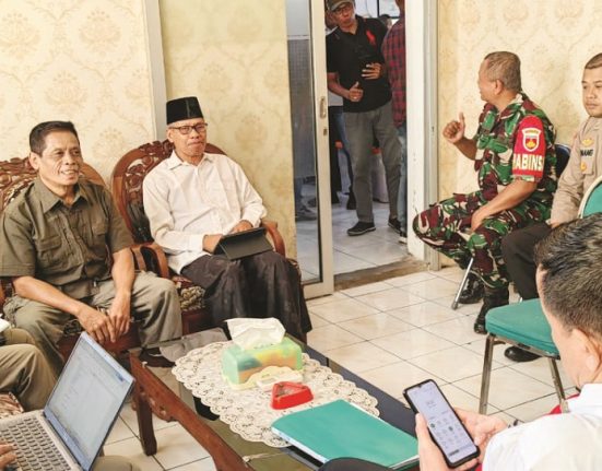 Perwakilan warga Kelurahan Kecandran, Kecamatan Sidomukti, Kota Salatiga menghadiri pemberkasan berita acara kesaksian di Kantor Kelurahan Kecandran, Kamis (15/5/2025). (Dok. Pribadi for Mantranews.id)