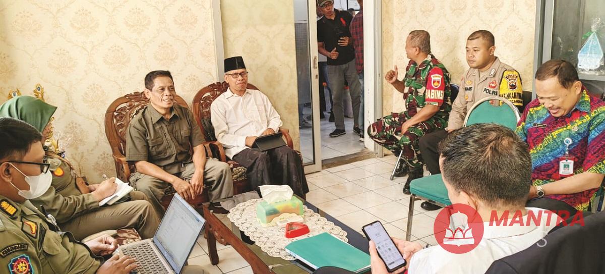 Perwakilan warga Kelurahan Kecandran, Kecamatan Sidomukti, Kota Salatiga menghadiri pemberkasan berita acara kesaksian di Kantor Kelurahan Kecandran, Kamis (15/5/2025). (Dok. Pribadi for Mantranews.id)