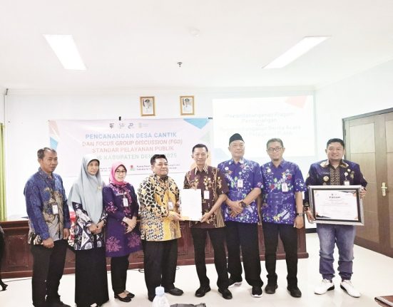 Sekda Demak Akhmad Sugiharto (keempat dari kanan) menyerahkan piagam pencanangan Desa Cantik kepada Kepala Desa Kalikondang, Kecamatan Demak, Kamis (8/5/2025). (M. Burhan | Mantranews.id)