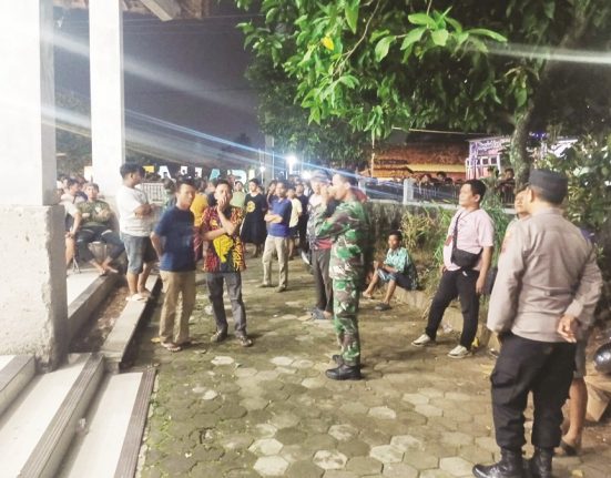 Puluhan warga Desa Sijambe, Kecamatan Wonokerto, Kabupaten Pekalongan menunggu klarifikasi Sekdes Sijambe Eko Rizal di depan balai desa setempat, Selasa (6/5/2025). (Fahri Akbar | Mantranews.id)