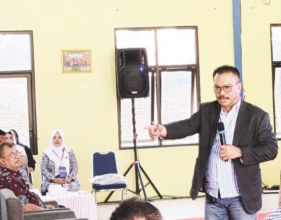 Anggota Komisi IX DPR RI Edy Wuryanto saat kunjungan di Balai Desa Kropak, Kecamatan Wirosari, Kabupaten Grobogan, Minggu (18/5/2025). (Ahmad Abror | Mantranews.id)
