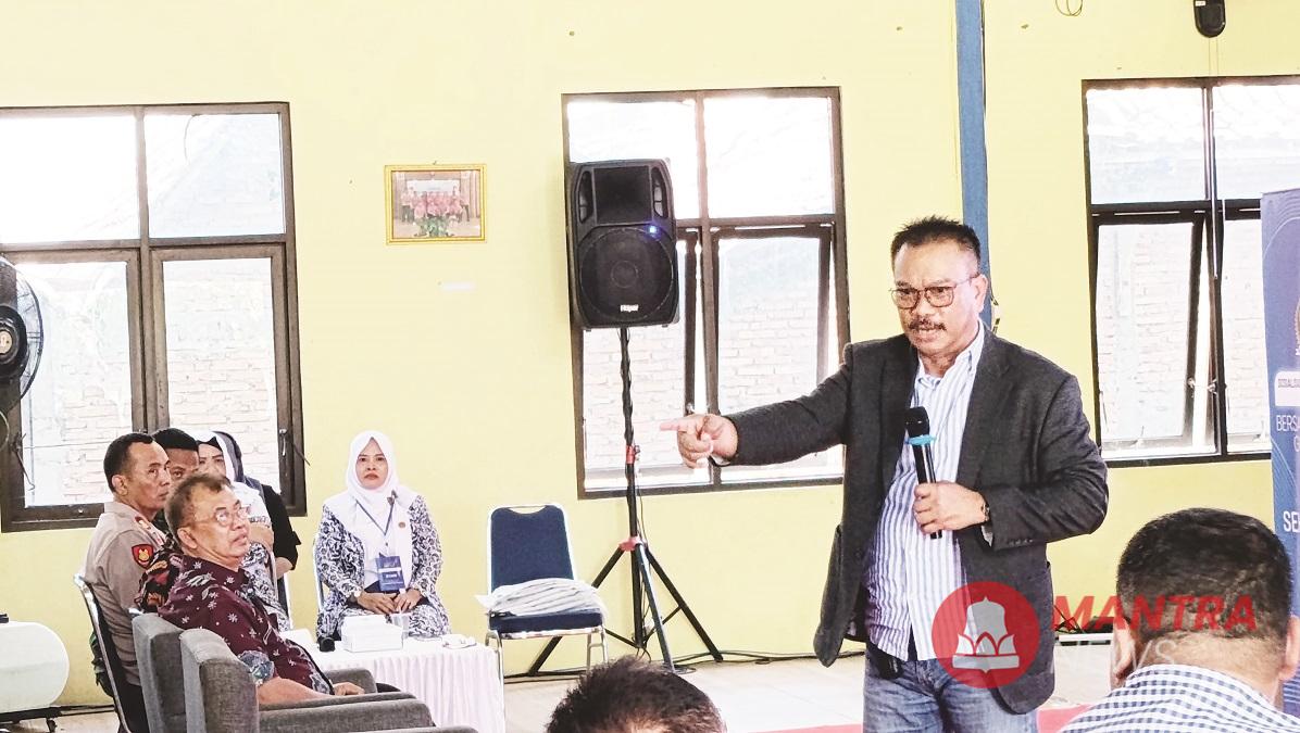 Anggota Komisi IX DPR RI Edy Wuryanto saat kunjungan di Balai Desa Kropak, Kecamatan Wirosari, Kabupaten Grobogan, Minggu (18/5/2025). (Ahmad Abror | Mantranews.id)