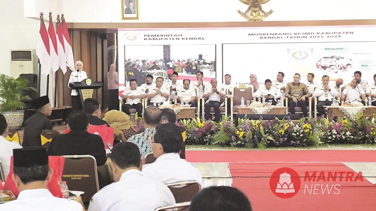 Bupati Kendal Dyah Kartika Permanasari sedang menyampaikan sejumlah program strategis untuk pembangunan Kabupaten Kendal lima tahun mendatang. (Arvian Maulana | Mantranews.id)