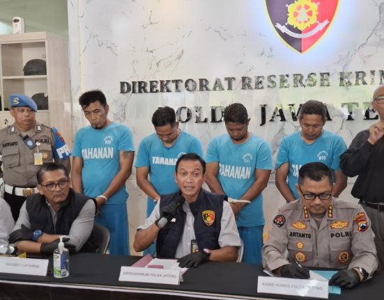 Dirreskrimum Polda Jateng Kombes Pol. Dwi Subagyo (tengah) di Mapolda Jateng, Kamis (22/5/2025) menjelaskan kasus perusakan Aset PT KAI oleh anggota GRIB Jaya. (Rizky S | Mantranews.id)