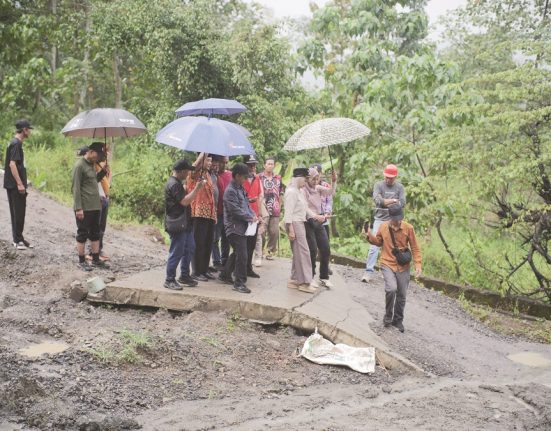 Bupati Kendal bersama jajaran menengok jalan antardusun yang rusak akibat longsor beberapa bulan lalu, Jumat (9/5/2025). (Arvian Maulana | Mantranews.id)