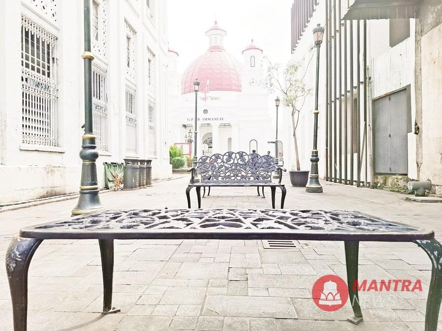 Sandaran bangku pengunjung di kawasan Kota Lama Semarang hilang. (Syahril Muadz | Mantranews.id)