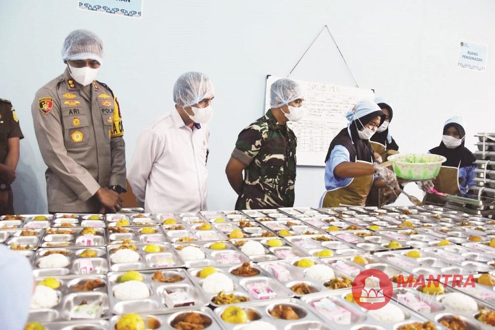 Sejumlah pihak sedang meninjau operasional SPPG atau dapur umum MBG di Kabupaten Demak yang dimiliki pihak swasta. (M. Burhan A | Mantranews.id)
