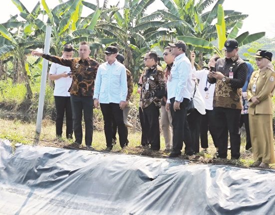 Wakil Menteri Dalam Negeri RI Bima Arya beserta jajaran didampingi Bupati Kendal Dyah Kartika Permanasari beserta jajaran saat meninjau lokasi tambak di Desa Margorejo, Kecamatan Cepiring, Kabupaten Kendal, Jawa Tengah, beberapa waktu lalu. (Arvian Maulana | Mantranews.id