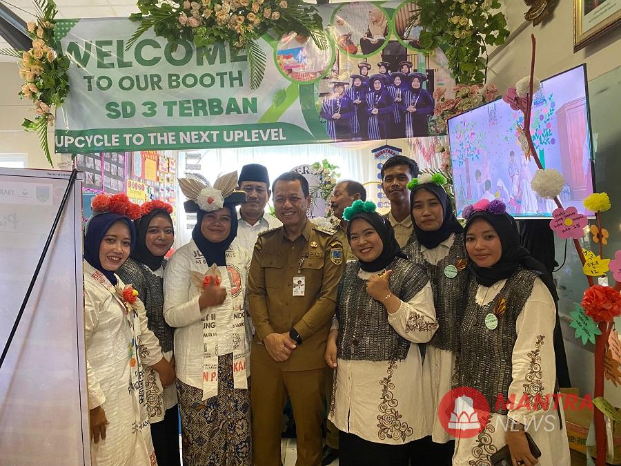 Bupati Kudus Sam’ani Intakoris foto bersama dengan para guru SDN 3 Terban Kudus saat penutupan kegiatan Program BERAKSI di Pusat Belajar Guru (PBG) Kudus, Senin (19/5/2025). (Fahtur Rohman | Mantranews.id)