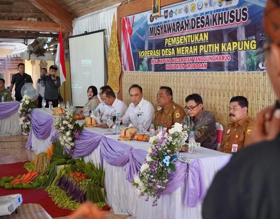 Menkop Budi Arie Setiadi (empat dari kanan) berbincang dengan Bupati Grobogan Setyo Hadi (tiga dari kanan) dalam acara Musdesus Pembentukan Kopdes Merah Putih di Desa Desa Kapung, Kecamatan Tanggungharjo, Kabupaten Grobogan, Jateng, Selasa (6/5/2025). (Ahmad Abror | Mantranews.id)