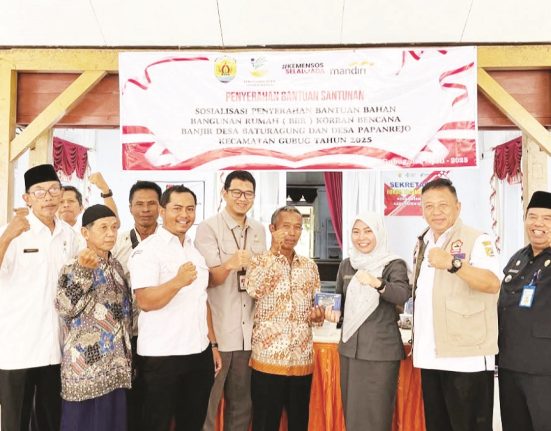 Penyerahan bantuan secara simbolis dilakukan langsung oleh Kepala Dinas Sosial (Dinsos) Grobogan Indri Agus Velawati di Pendopo Kecamatan Gubug. (Ahmad Abror | Mantranews.id)