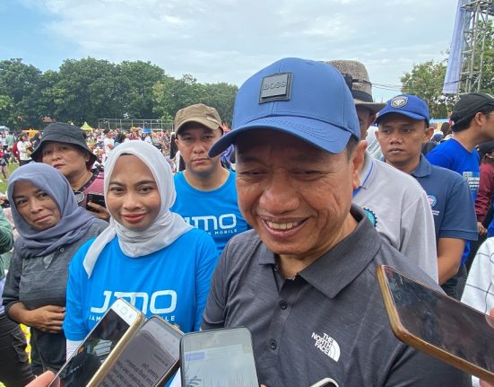 Bupati Kudus Sam’ani Intakoris saat menghadiri peringatan Hari Ulang Tahun ke-32 FSP RTMM-SPSI di Lapangan Desa Rendeng, Kabupaten Kudus, Jawa Tengha, Kamis (29/5/2025). (Fahtur Rohman | Mantranews.id)