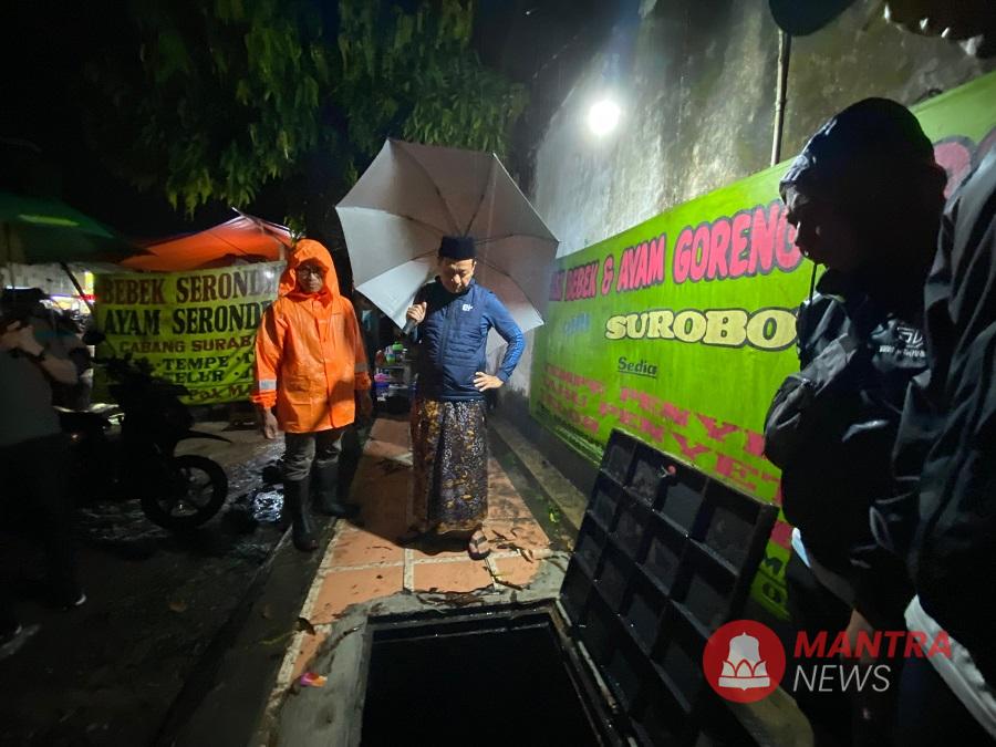 Bupati Kudus Sam’ani Intakoris mengecek gorong-gorong di kawasan Perempatan Jember hingga Jalan Raden Asnawi, Bakalan Krapyak, Kaliwungu, Kudus, Senin malam (19/5/2025). (Fahtur Rohman | Mantranews.id)