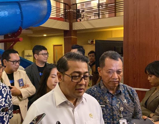 Menteri Ekraf Teuku Riefky Harsya (kanan) didampingi Bupati Kudus Sam’ani Intakoris saat mengunjungi SMK Raden Umar Said Kudus, Jawa Tengah, Rabu (21/5/2025). (Nisa Hafizhotus Syarifa | Mantranews.id)