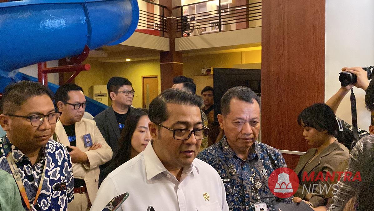 Menteri Ekraf Teuku Riefky Harsya (kanan) didampingi Bupati Kudus Sam’ani Intakoris saat mengunjungi SMK Raden Umar Said Kudus, Jawa Tengah, Rabu (21/5/2025). (Nisa Hafizhotus Syarifa | Mantranews.id)