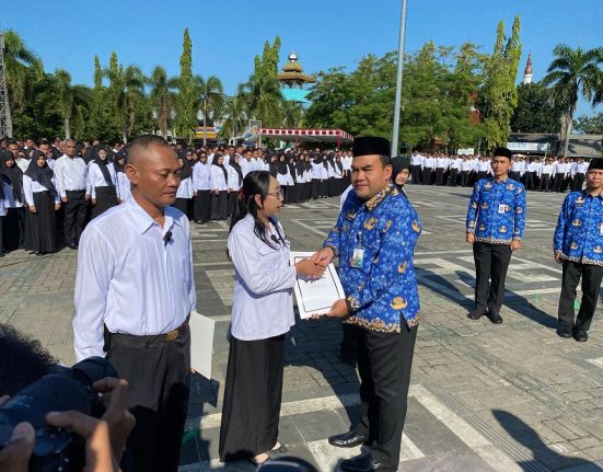 Bupati Blora Arief Rohman menyerahkan SK Pengangkatan PPPK Tahun 2025 kepada salah satu pegawai. (Dok. Pemkab Blora | Mantranews.id)