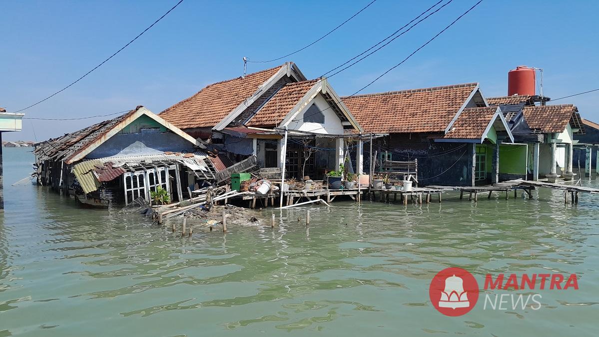 Kondisi rumah warga di Desa Timbulsloko, Kecamatan Sayung, Kabupaten Demak, Jawa Tengah yang terendam rob. (M. Burhan A. | Mantranews.id)
