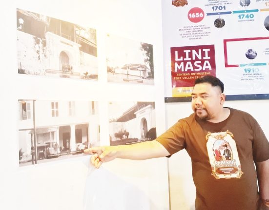 Salah seorang kurator dalam Pameran Srawung Benteng di Benteng Willem II Ungaran, Kabupaten Semarang sedang menceritakan sejarah benteng tersebut. (Hesty Imaniar | Mantranews.id)