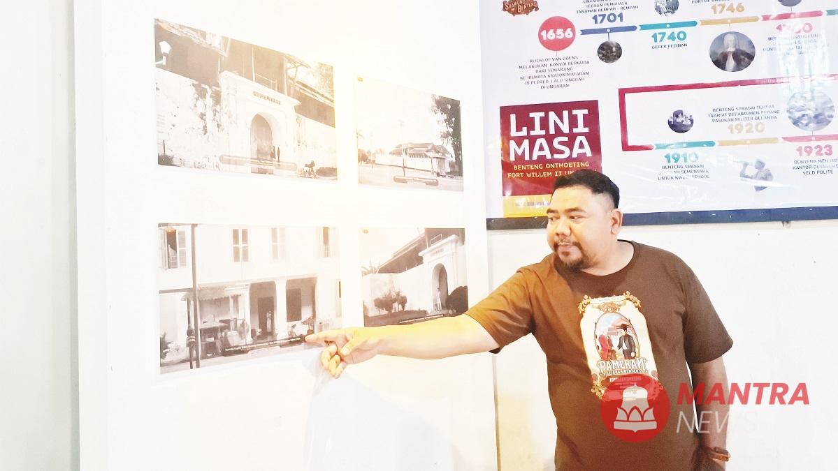 Salah seorang kurator dalam Pameran Srawung Benteng di Benteng Willem II Ungaran, Kabupaten Semarang sedang menceritakan sejarah benteng tersebut. (Hesty Imaniar | Mantranews.id)