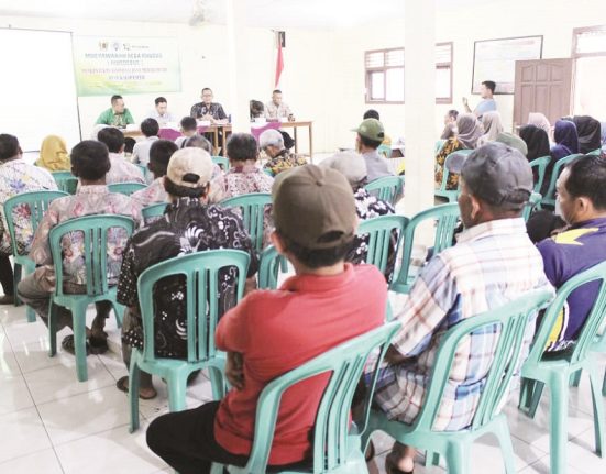 Suasana musdesus pembentukan Koperasi Desa Merah Putih di Balai Desa Kalipancur, Kecamatan Bojong, Kabupaten Pekalongan, Kamis (15/5/2025). (Fahri Akbar | Mantranews.id)