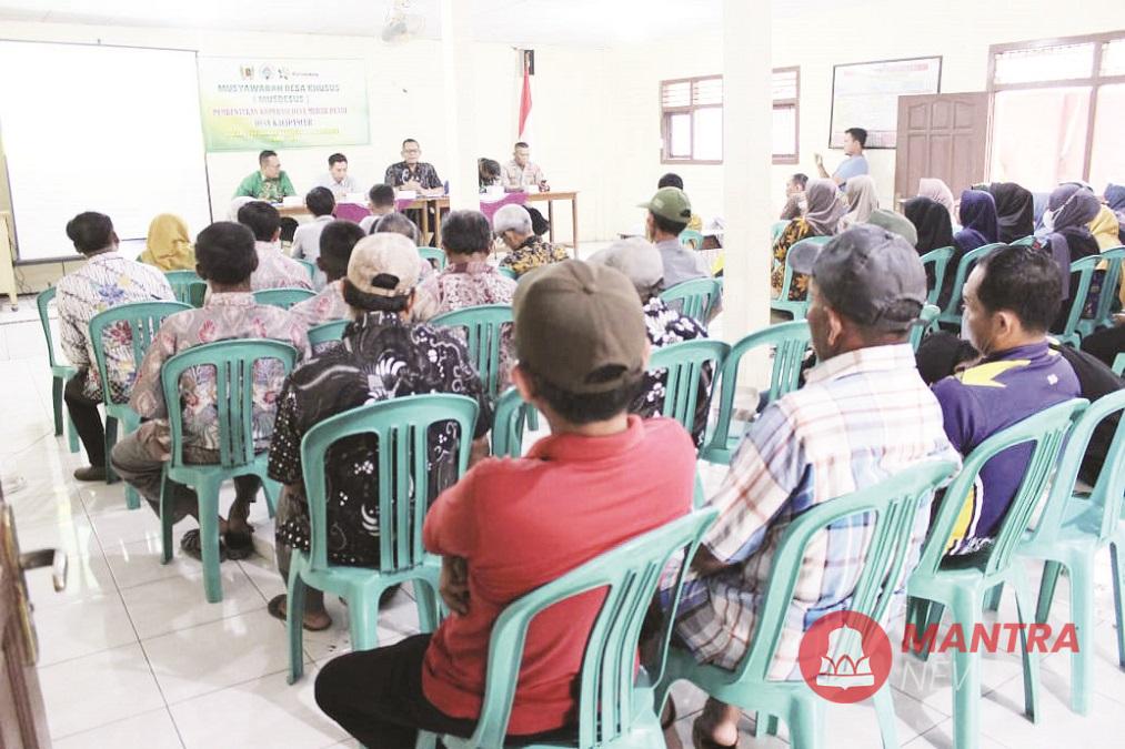 Suasana musdesus pembentukan Koperasi Desa Merah Putih di Balai Desa Kalipancur, Kecamatan Bojong, Kabupaten Pekalongan, Kamis (15/5/2025). (Fahri Akbar | Mantranews.id)