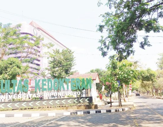 Nampak jalan utama menuju Fakultas Kedokteran Undip Semarang. (Rizky S | Mantranews.id)