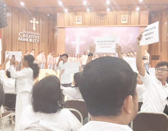 Sejumlah mahasiswa UKSW Salatiga demo menuntut peningkatan fasilitas, Senin (5/5/2025). (Dok. Pribadi for Mantranews.id)