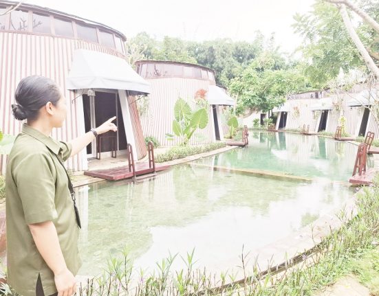 Seorang karyawan Dusun The Villas di Dusun Semilir, Kecamatan Bawen, Kabupaten Kendal menunjukkan wilayah yang jadi konflik. (Hesty Imaniar | Mantranews.id)