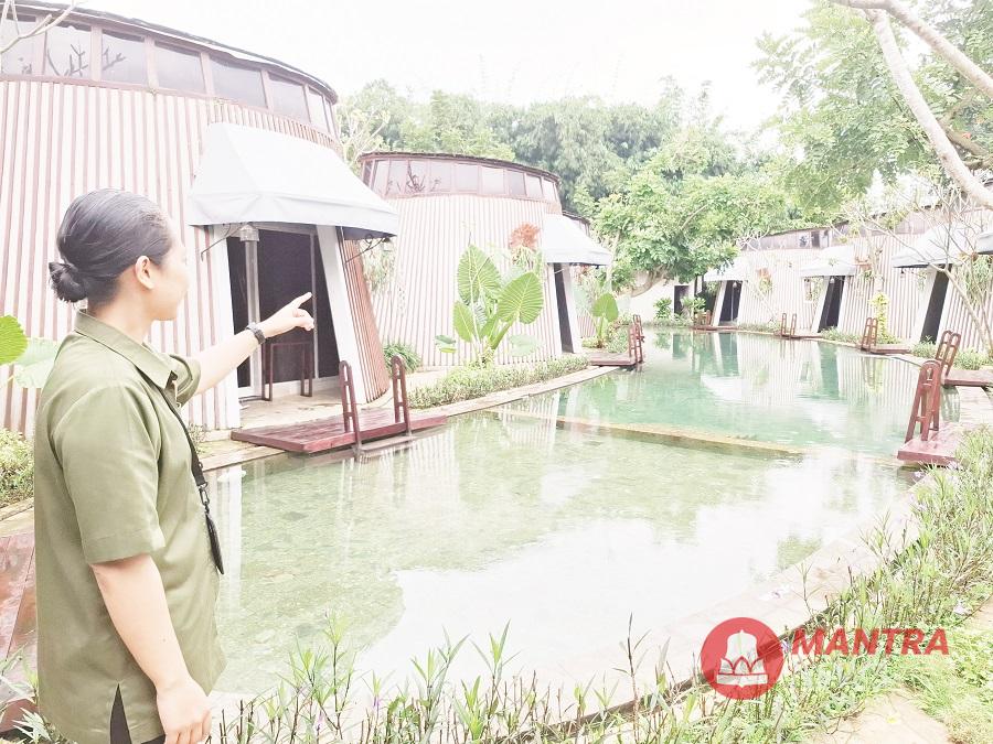 Seorang karyawan Dusun The Villas di Dusun Semilir, Kecamatan Bawen, Kabupaten Kendal menunjukkan wilayah yang jadi konflik. (Hesty Imaniar | Mantranews.id)