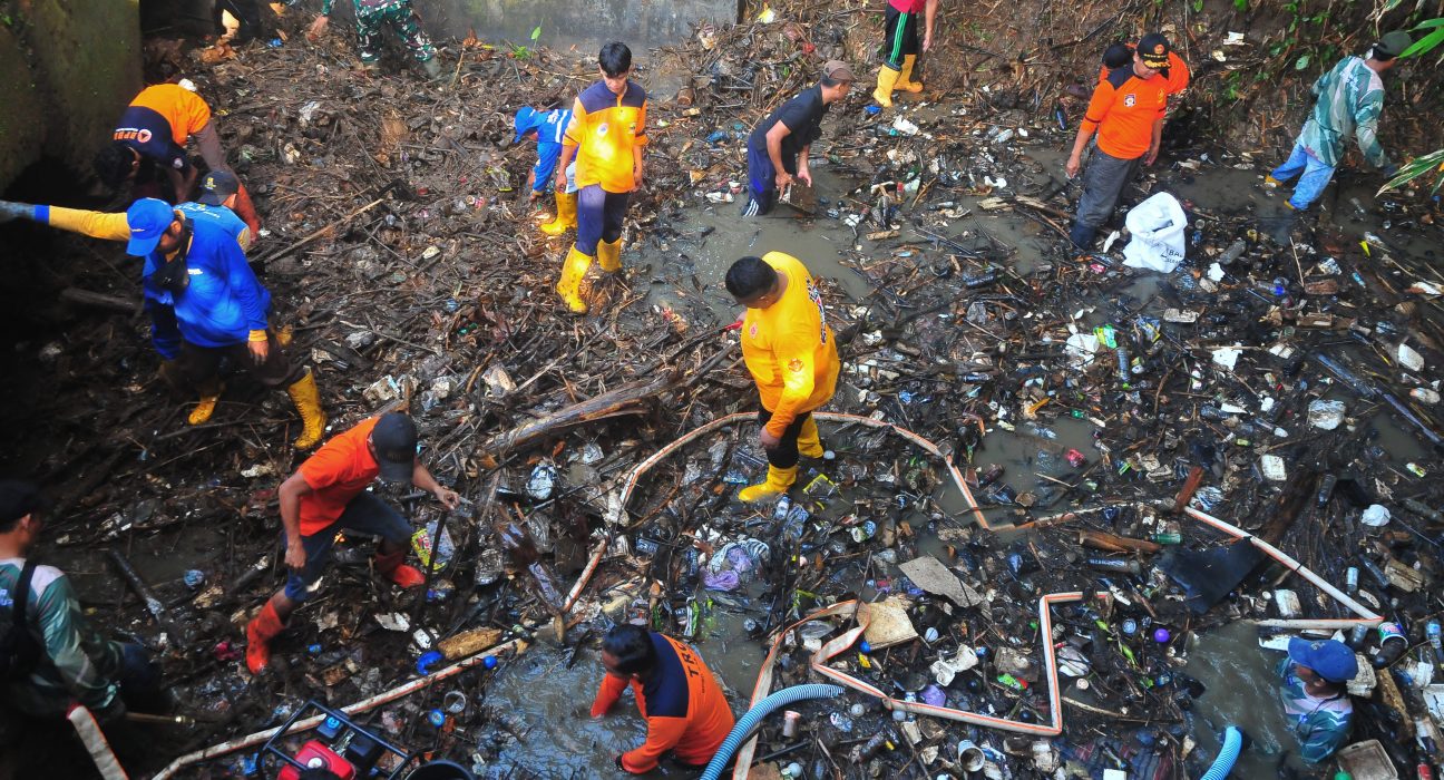 Warga membersihkan sampah di Sungai Nolo, Desa Ngembalrejo, Kecamatan Bae, Kabupaten Kudus, Jawa Tengah, Minggu (11/5/2025).